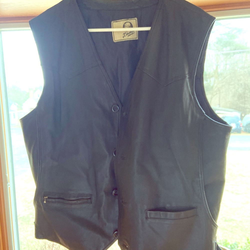 Men’s vintage black leather vest!!